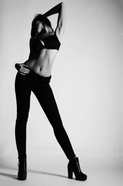 黑白照片美丽的黑发女人模特摆姿势图片下载