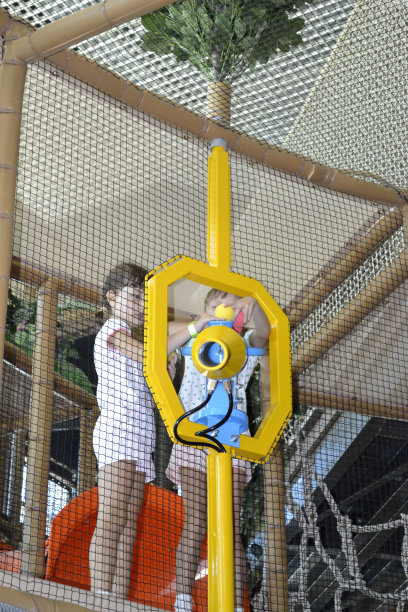 儿童在游乐园图片下载