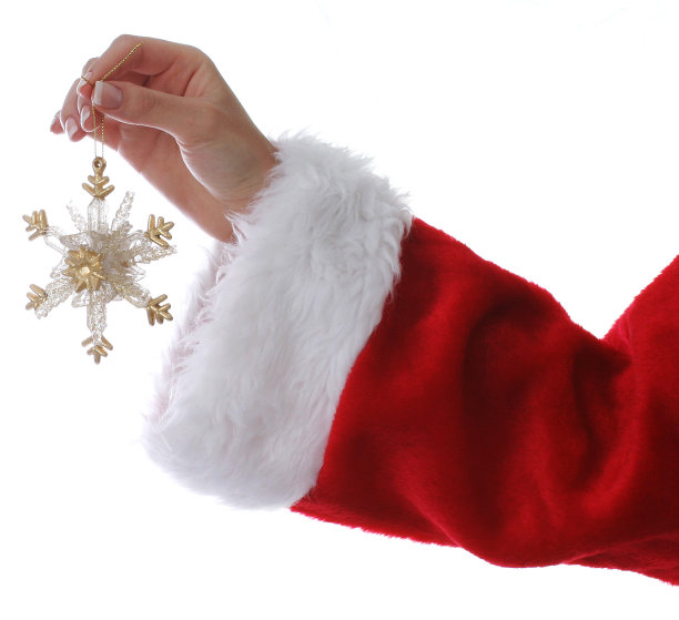 女人手握圣诞装饰品图片下载