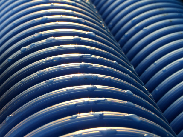 在蓝色上倒映着水滴图片下载