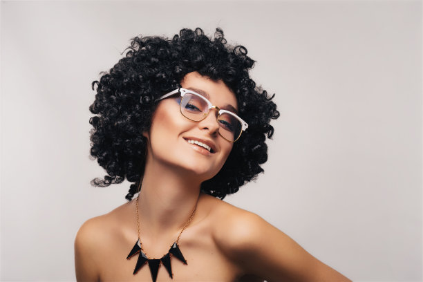 戴眼镜的快乐年轻女子微笑着图片下载