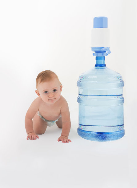 女婴孤立在白色的大瓶子上图片下载