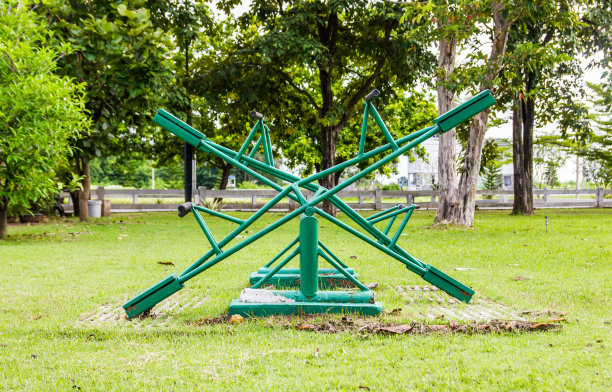 跷跷板在操场上图片下载