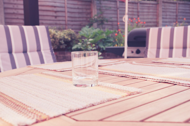 外面桌子上的玻璃图片下载