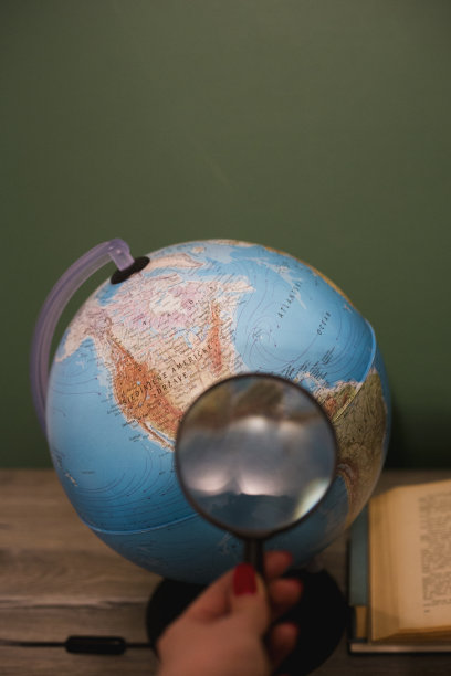 用放大镜看的地球仪图片下载