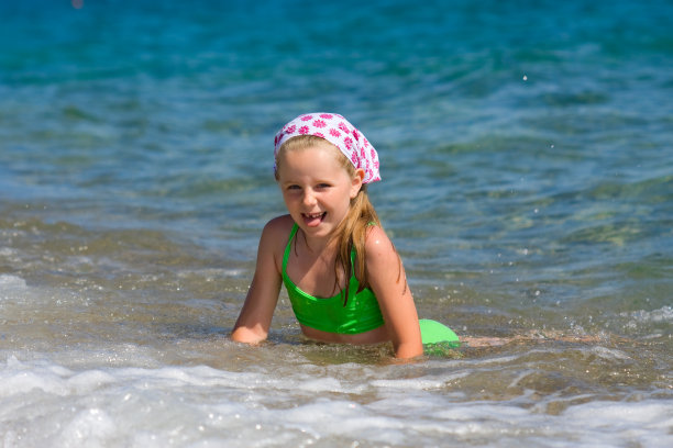 海里的女孩图片下载