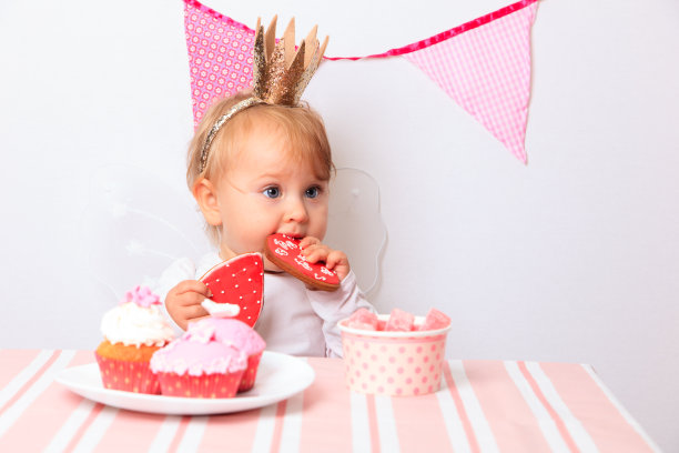 粉色女孩派对上的快乐小公主图片下载