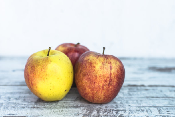 成熟的苹果放在老式的木桌上图片下载