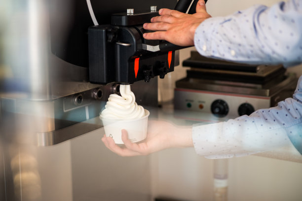 手和冰淇淋机的制作细节图片下载