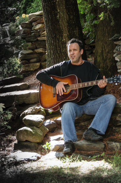 吉他手在花园里弹吉他图片下载