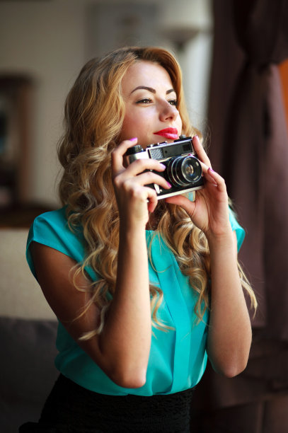 女摄影师用复古胶片相机拍照图片下载