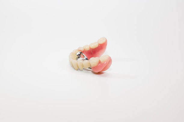 假牙在白色背景上图片下载