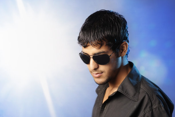 自信的男人向下看图片下载