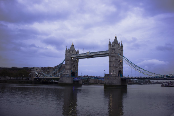 泰晤士河和塔桥图片下载