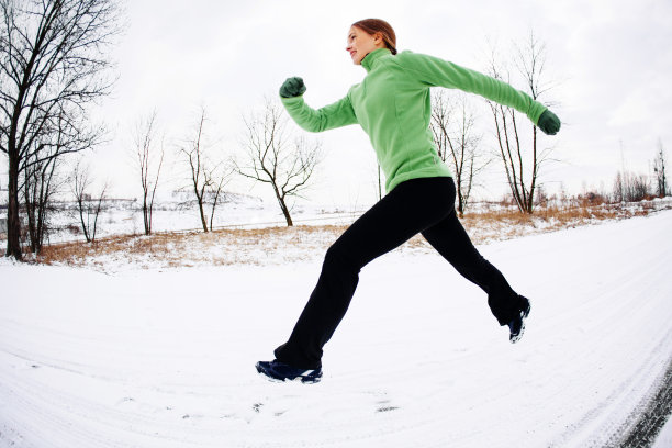 女人在冬天训练跑步图片下载