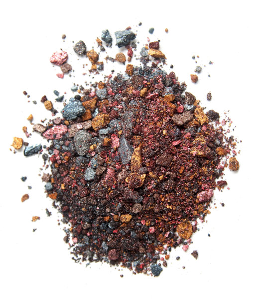 在白色背景上涂抹眼影图片下载