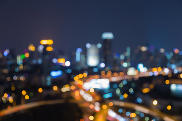 抽象模糊的散景灯光，与办公楼交叠道路图片下载