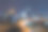 抽象模糊的散景灯光，与办公楼交叠道路图片下载