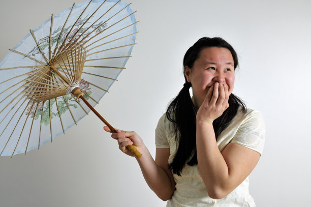 带伞的中国女孩咯咯笑图片下载