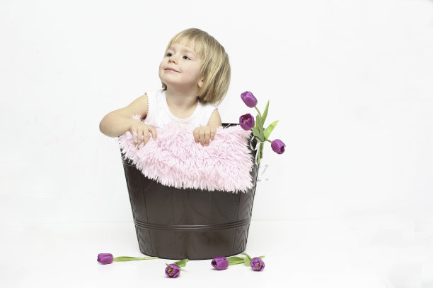 小女孩和郁金香图片下载