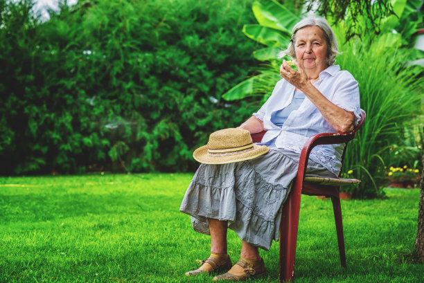 祖母吃苹果。图片下载
