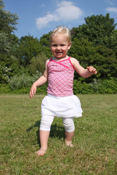 小女孩的第一步图片下载