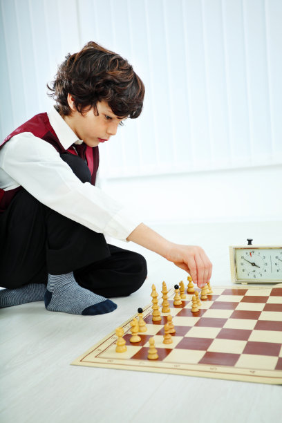 男孩下棋。图片下载