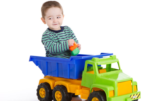 快乐的小男孩和柔软的玩具图片下载