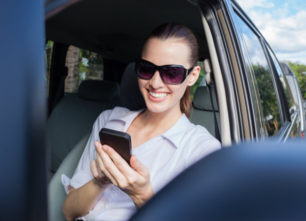 在车里用手机的女人图片下载