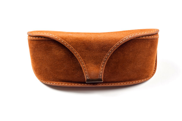 复古的棕色优雅的皮革眼镜盒孤立在白色的背景图片下载