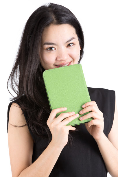 一位亚洲女士手持电子书阅读器图片下载