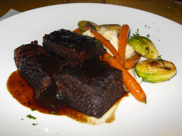 牛排骨配胡萝卜、土豆和球芽甘蓝图片下载