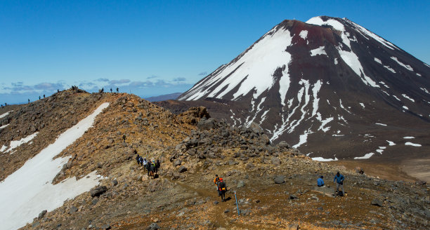 以Ngauruhoe山为背景的山脊穿越图片下载