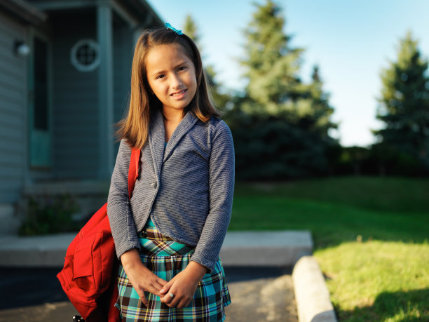 小女孩在上学路上的肖像图片下载