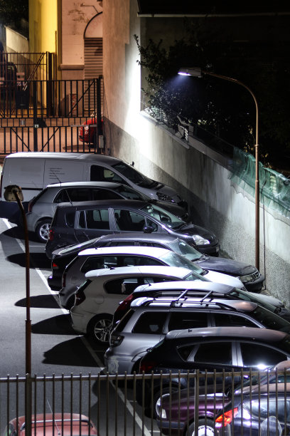 晚上停在停车场的车图片下载