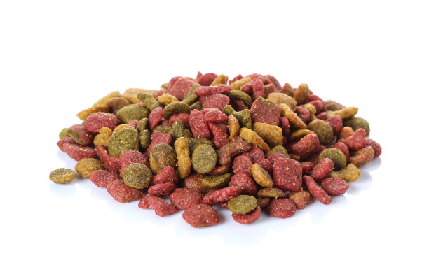 白色背景上的狗粮。图片下载