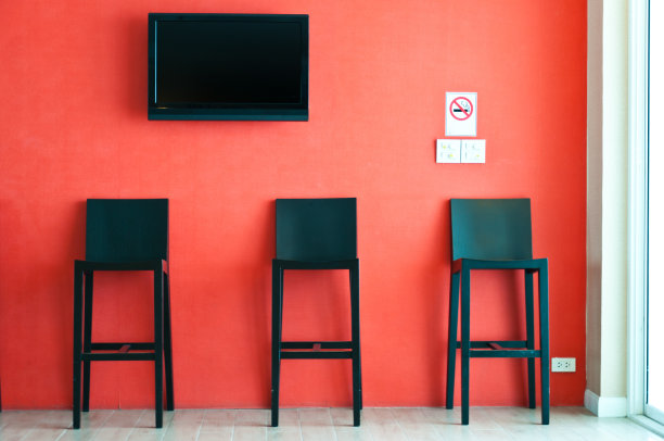 高高的椅子和红色的墙图片下载
