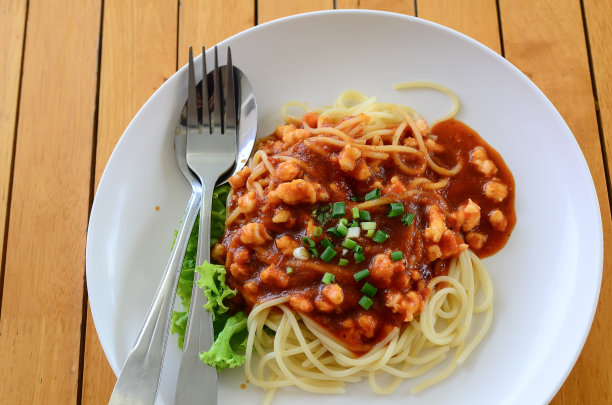 新鲜的意大利面加番茄酱图片下载