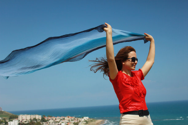 飘浮在空中的薄纱和一个女人图片下载