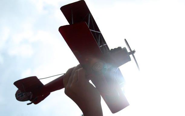 玩玩具飞机图片下载