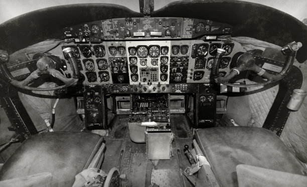 老飞机驾驶舱图片下载