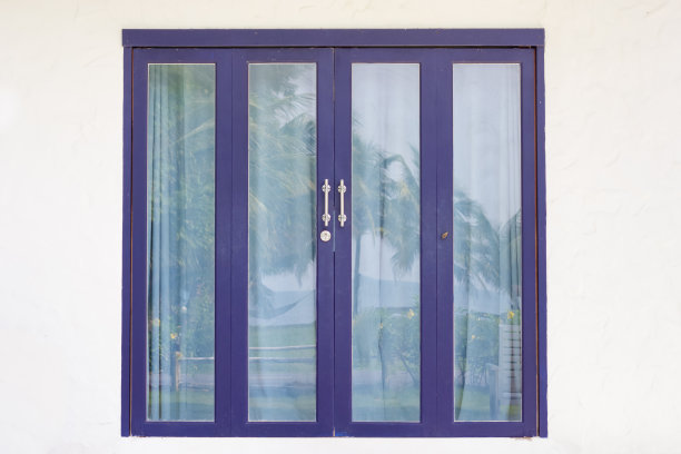 白色墙壁上的蓝色玻璃门图片下载