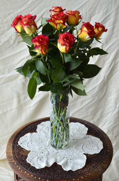 花瓶里的玫瑰图片下载