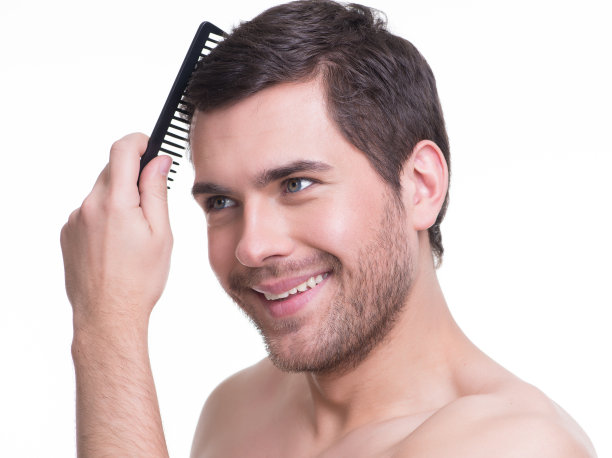 梳理头发的快乐年轻人。图片下载