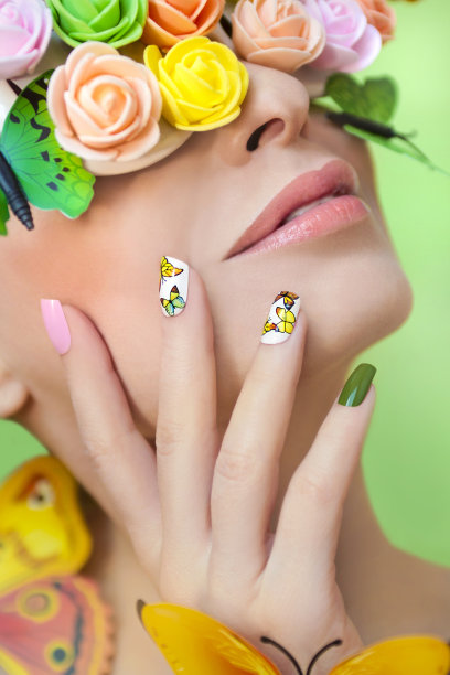 修指甲和蝴蝶。图片下载