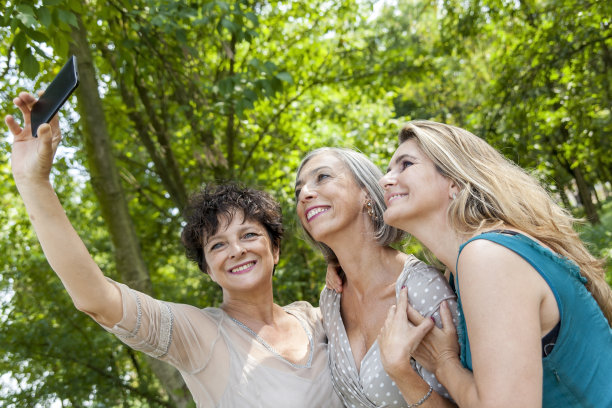 女士们在树林里自拍图片下载