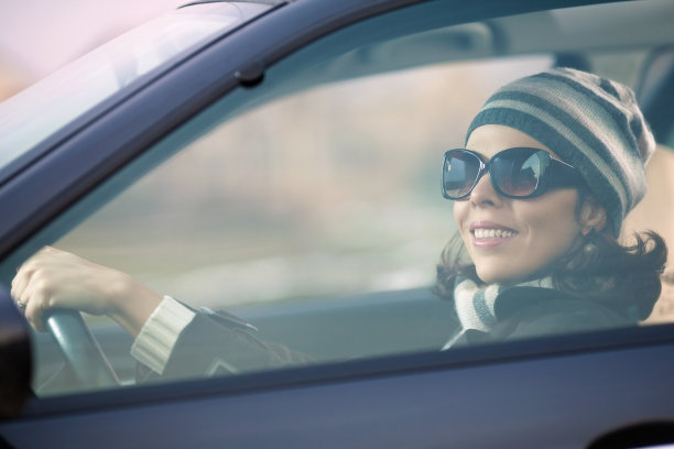 开车的女人图片下载
