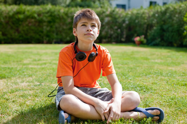 戴耳机的小男孩图片下载