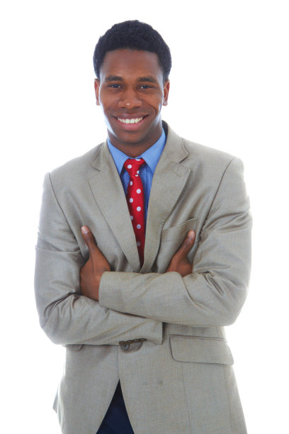 年轻的非洲裔美国商人双臂交叉站着图片下载