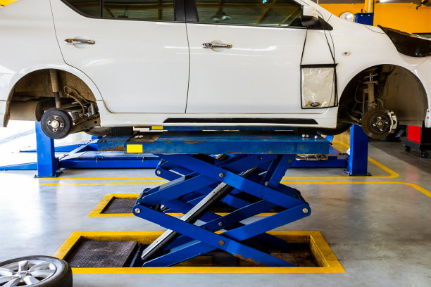 汽车修理中。图片下载